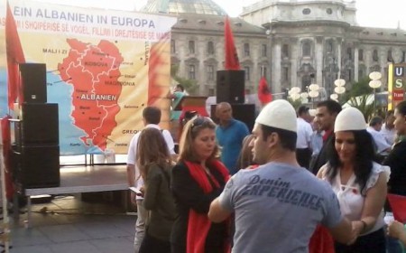 Νέες προκλήσεις αλβανών - Παρουσίασαν χάρτη της «Μεγάλης Αλβανίας» στο Μόναχο