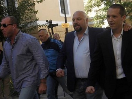 Θριαμβευτική αποχώρηση των πολιτικά διωκόμενων συναγωνιστών από την Ευελπίδων