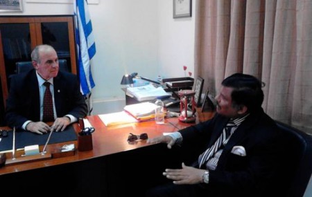 Ξεκίνησε την “φάμπρικα” ο Σαμαράς: Νομιμοποίησε τους λαθρομετανάστες της Μανωλάδας