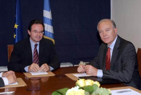 ΡΑΠΙΣΜΑ ΣΤΗΝ ΝΤΟΠΙΑ ΔΙΑΠΛΟΚΗ ΑΠΟ ΤΟΥΣ NEW YORK TIMES: ΕΜΠΛΟΚΗ ΠΡΟΒΟΠΟΥΛΟΥ ΣΕ ΜΕΓΑΛΟ ΤΡΑΠΕΖΙΚΟ ΣΚΑΝΔΑΛΟ