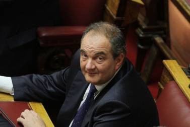 ΚΑΤΑΨΗΦΙΣΑΝ ΚΑΙ ΟΙ Γ.ΠΑΠΑΝΔΡΕΟΥ & Α.ΚΑΚΛΑΜΑΝΗΣ Έμμεση άρνηση Κ.Καραμανλή για άδειες σε καναλάρχες