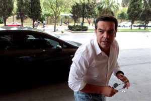 Φιλί ζωής στην μνημονιακή κυβέρνηση από Τσίπρα.