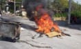 Άγρια επεισόδια στο Μενίδι - Γύφτοι έστησαν οδοφράγματα, έκαψαν κάδους και λάστιχα