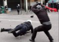 Ξυλοδαρμός αστυνομικών από αναρχικούς - Δραπέτευσαν 6 λαθρομετανάστες στο κέντρο της Αθήνας